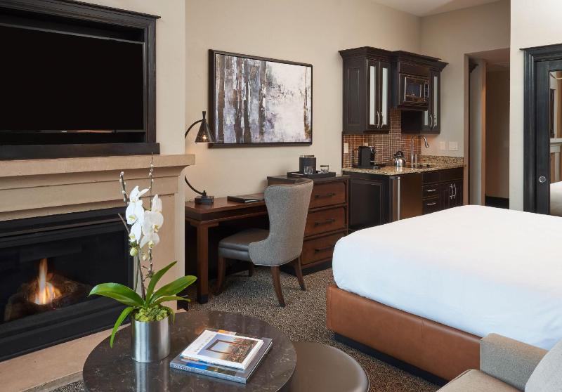 Junior King Suite with Kitchenette image 2