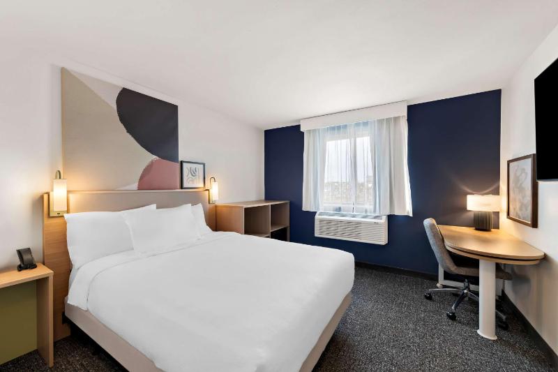 Queen Room with Bath Tub - Disability Access image 1