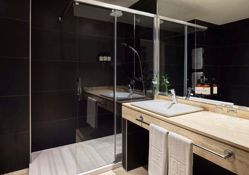 Superior Double Room with View image 3