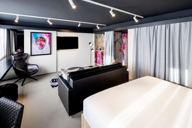 Gallery Suite with Extra Bed image 2