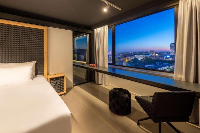 Gallery Suite with Extra Bed image 4
