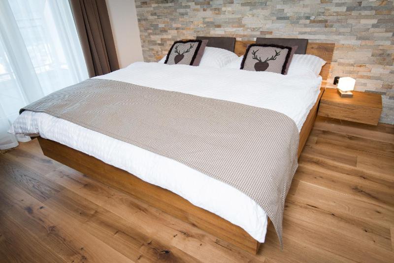 Double Room with Balcony and Lake View image 2