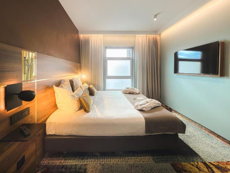 Comfort Queen Room image 3