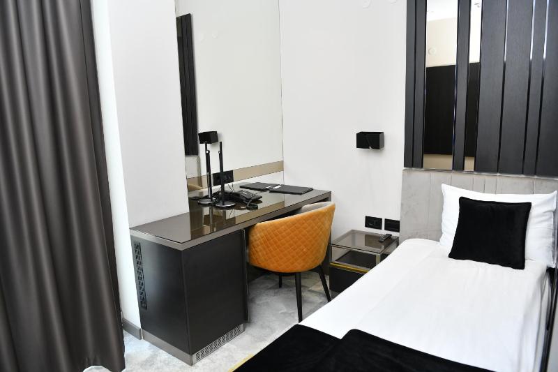 Single Room with Terrace image 2