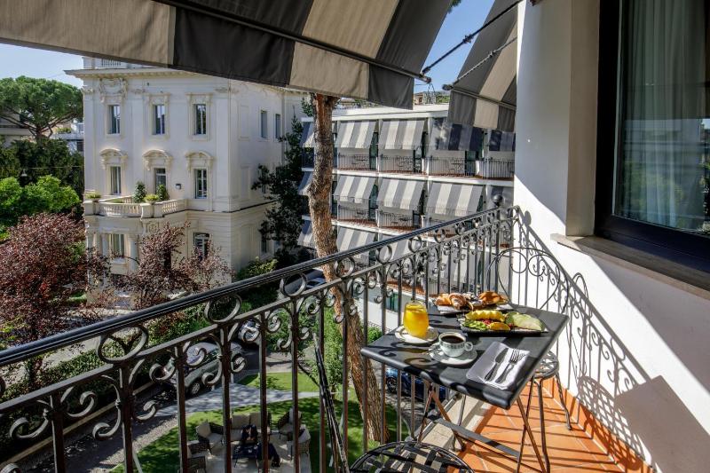 Deluxe Double or Twin Room image 3