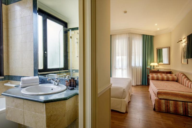 Deluxe Double or Twin Room image 2