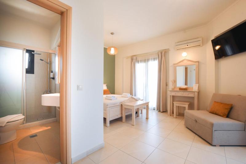 Deluxe Double Room image 2