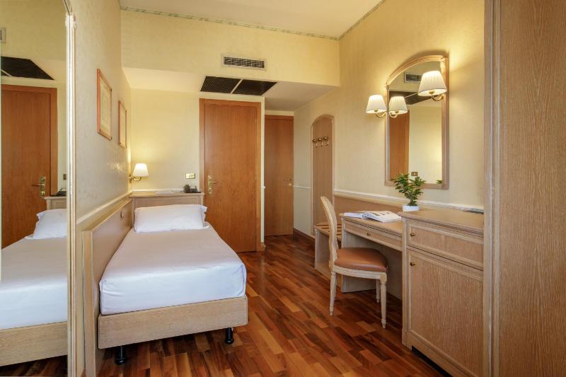 Single Room image 4