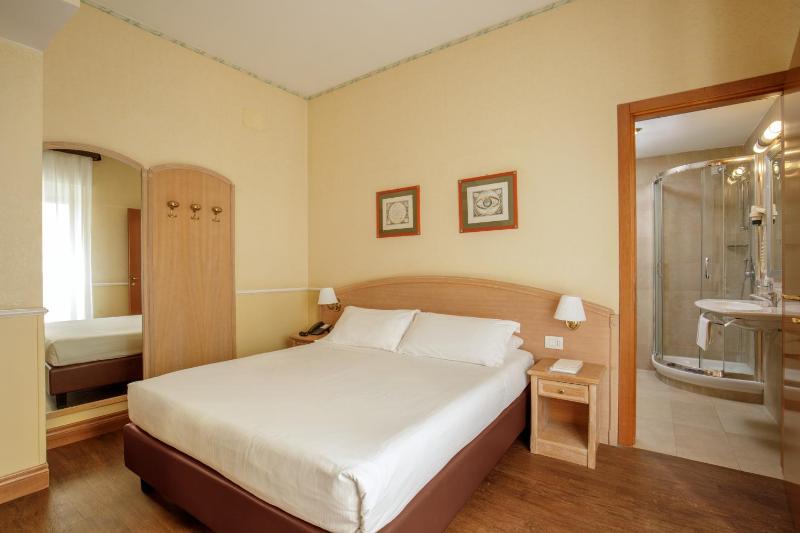 Double Room image 3