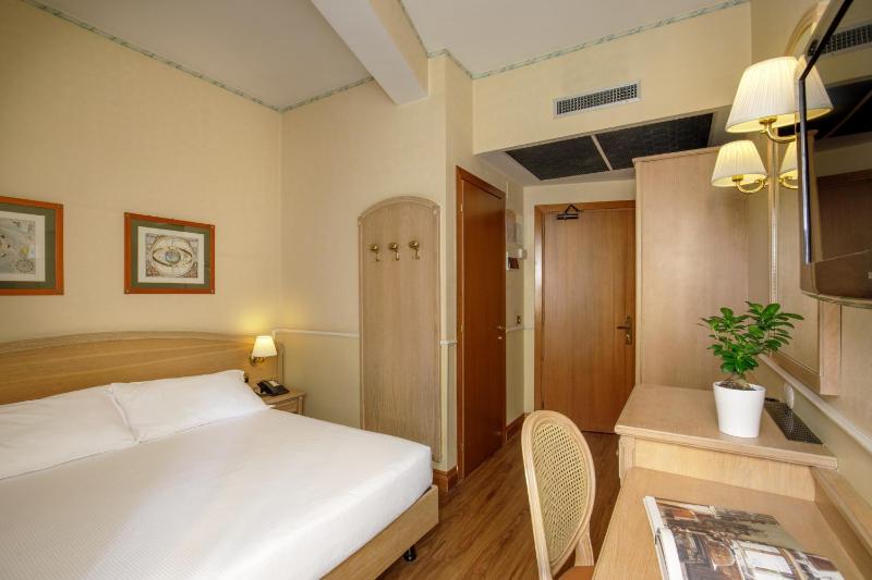 Economy Double Room image 4