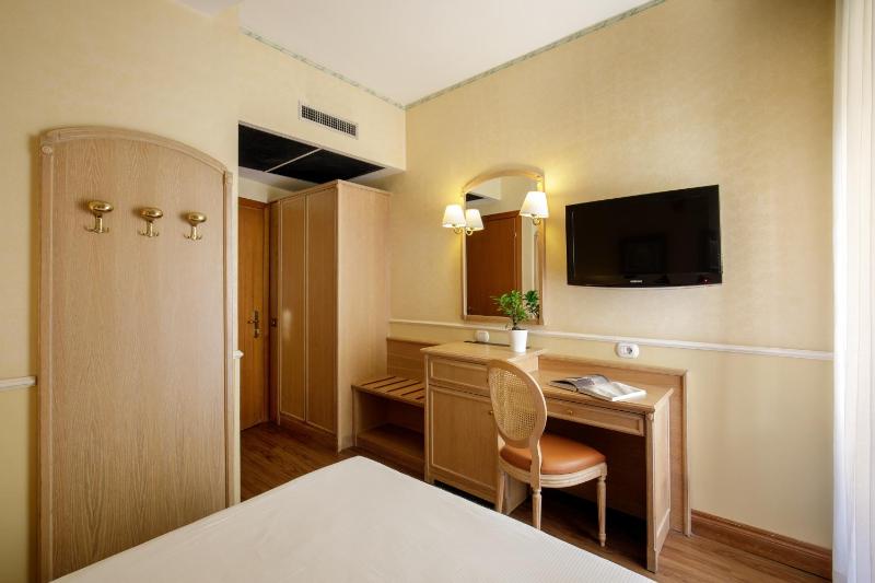 Economy Double Room image 3