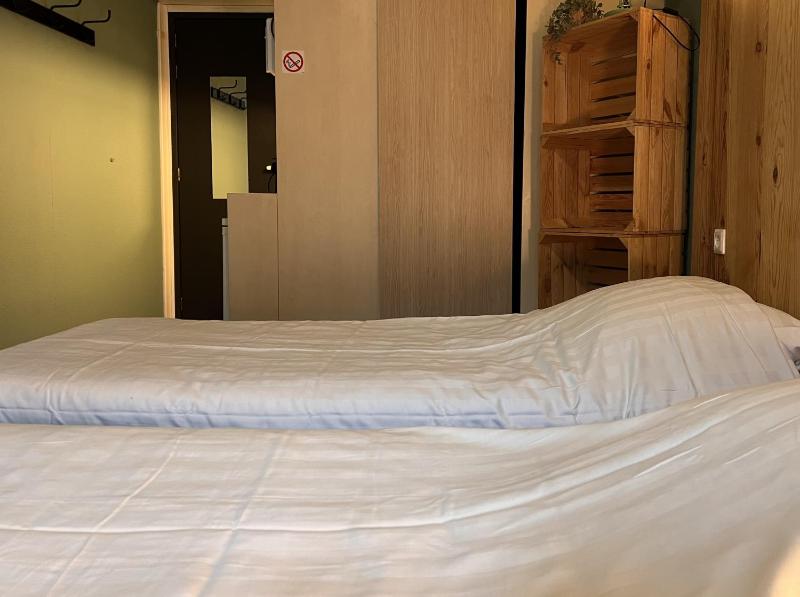 Twin Room image 3