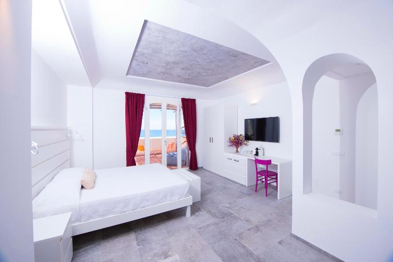 Junior Suite with Terrace and Sea View image 4