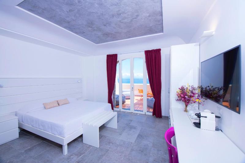 Junior Suite with Terrace and Sea View image 3