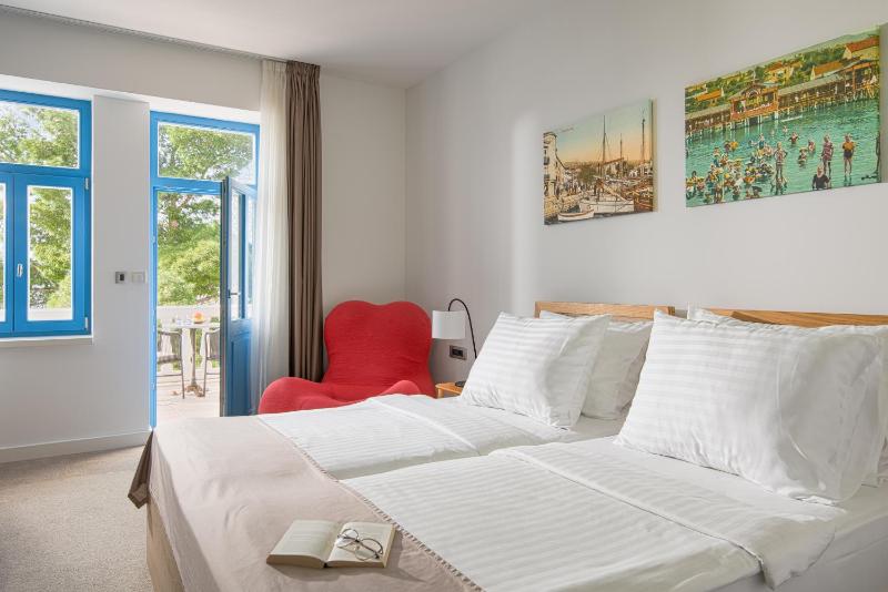 Superior Double or Twin Room with Sea View image 4