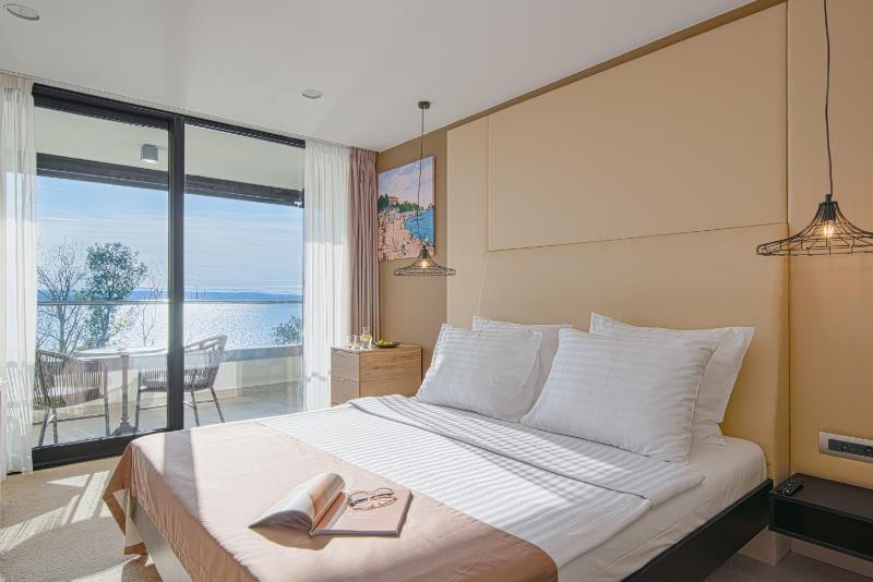 Superior Double or Twin Room with Sea View image 3
