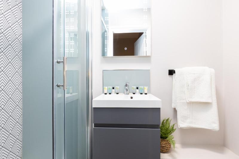 Cozy Room with One Single Bed and Walk-In Shower - Non-Smoking image 1