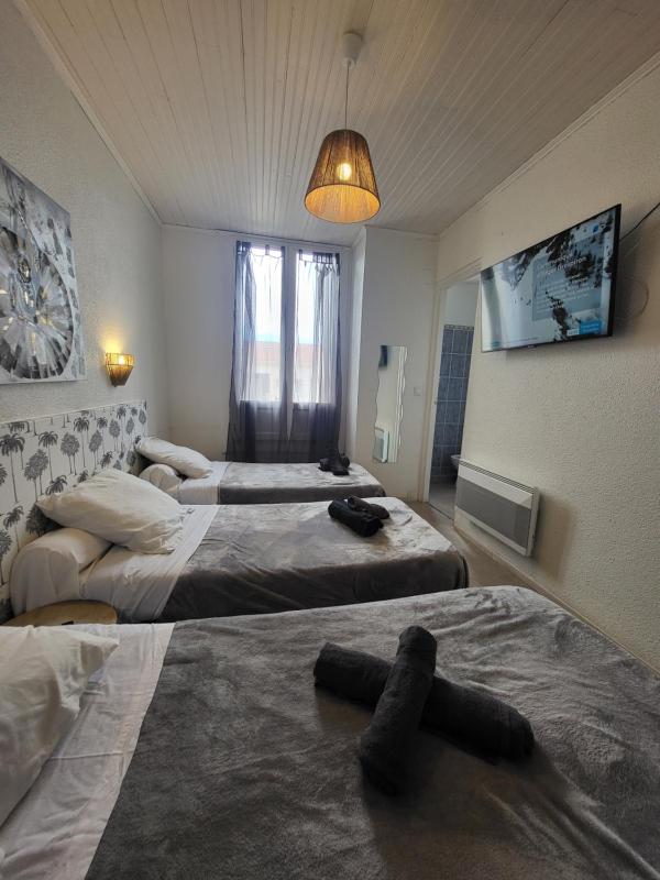Twin Room with Bathroom image 1