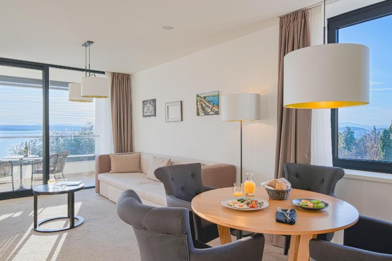 Superior One-Bedroom Suite with Balcony image 3