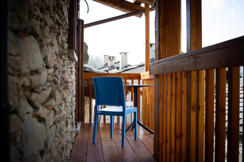 One-Bedroom Apartment with Balcony and Mountain View   image 1