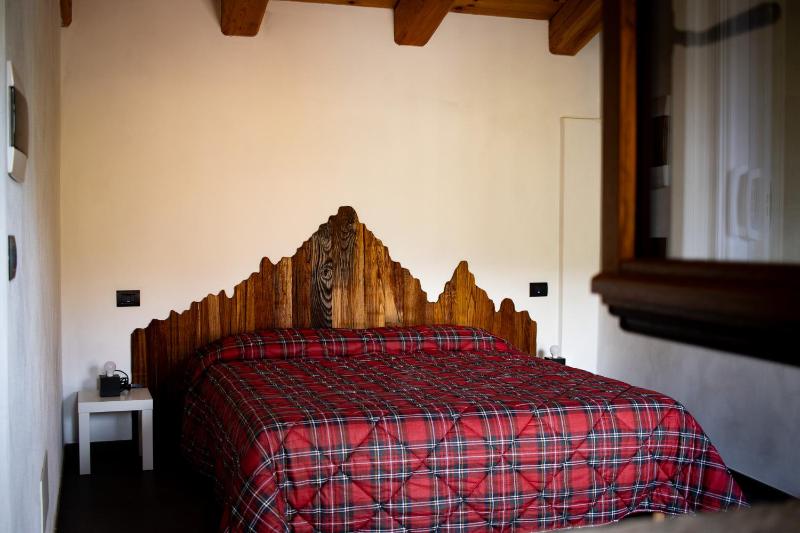 One-Bedroom Apartment with Balcony and Mountain View   image 3