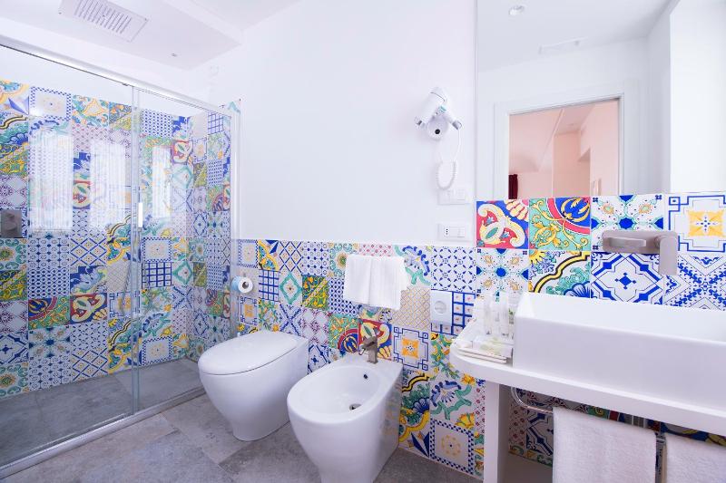 Jacuzzi Suite with Sea View Terrace image 3