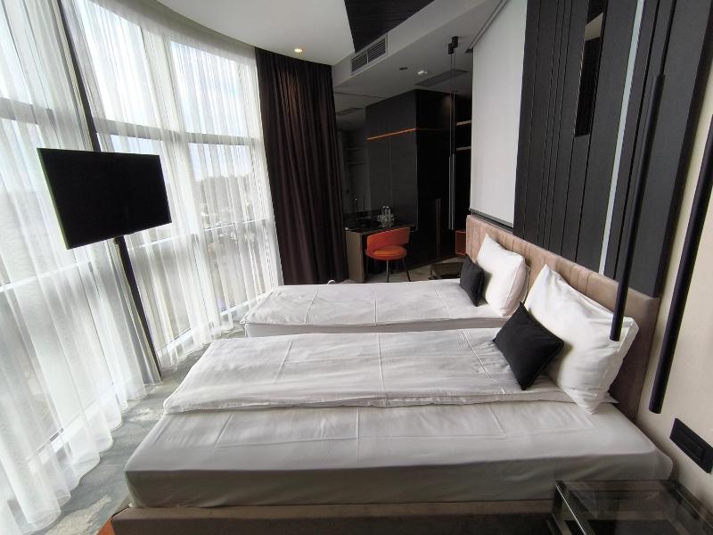 Twin Room image 4
