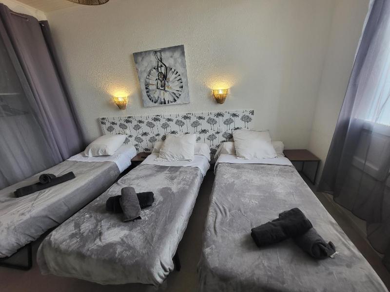 Twin Room with Bathroom image 4