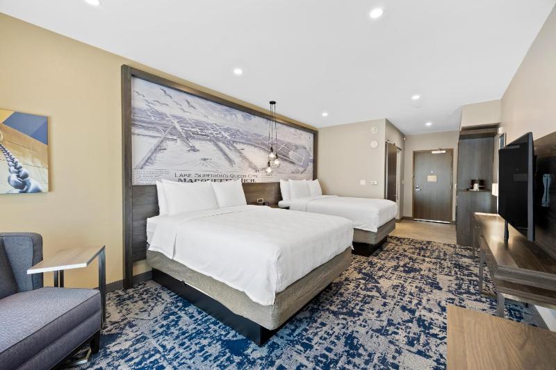 Queen Room with Two Queen Beds - Non-Smoking image 4