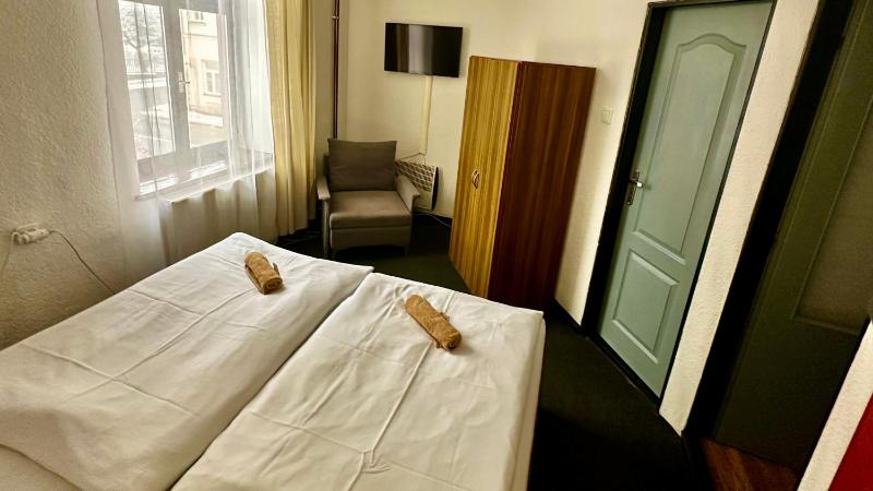 Basic Double Room image 3
