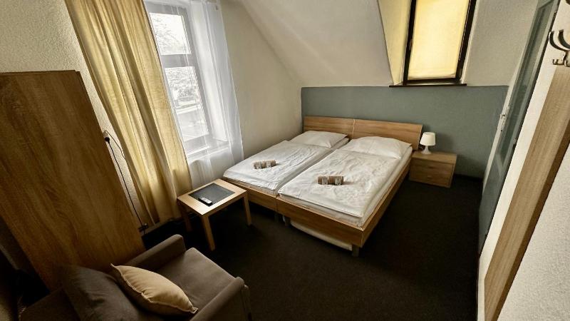 Twin Room image 3