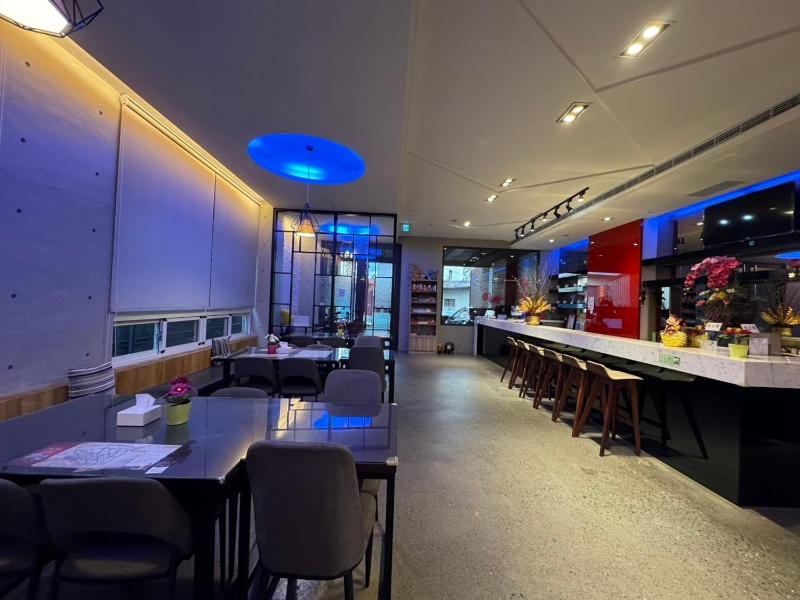 Travel Light Hotel - image 35