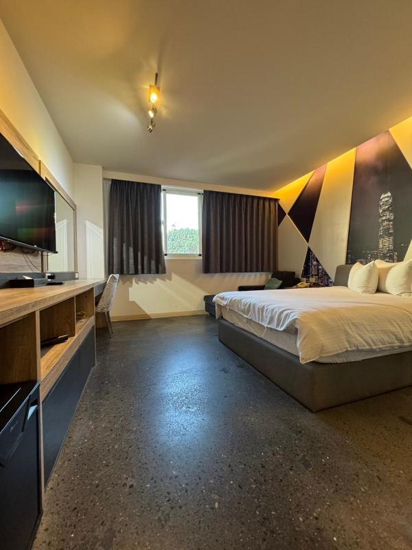 Travel Light Hotel - image 2