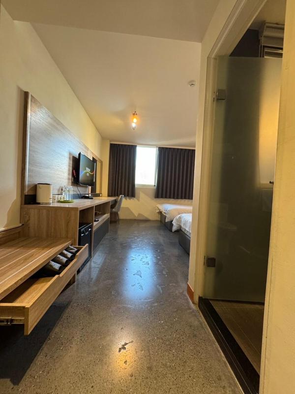 Travel Light Hotel - image 12