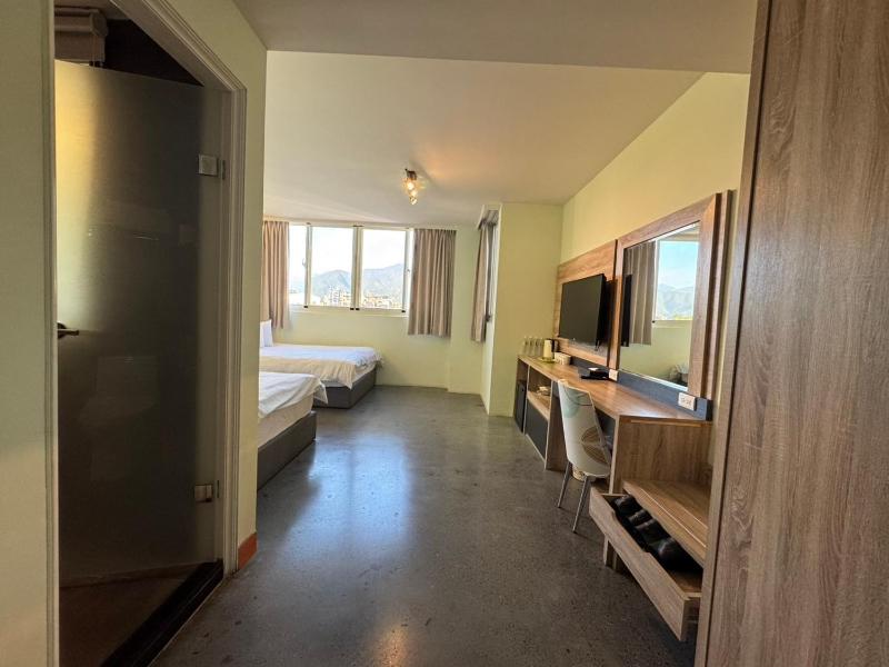 Travel Light Hotel - image 6