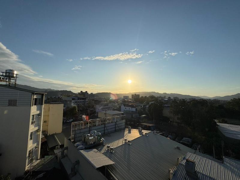 Travel Light Hotel - image 4