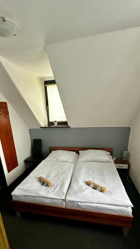 Basic Double Room image 2