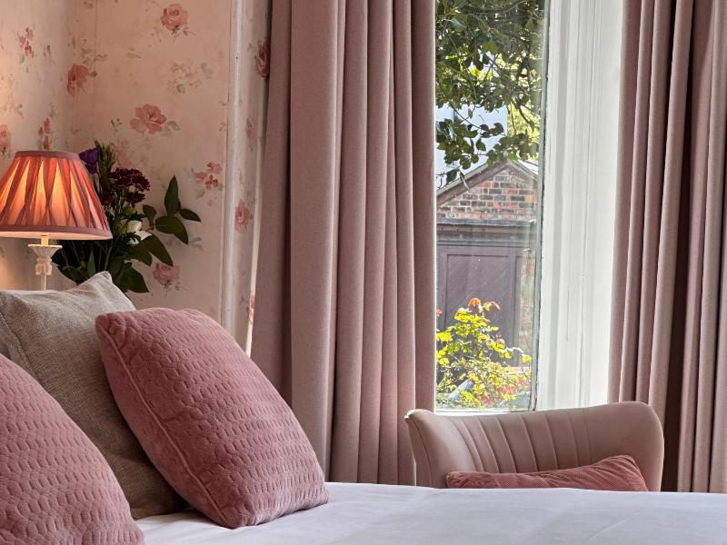 Deluxe Double or Twin Room image 1