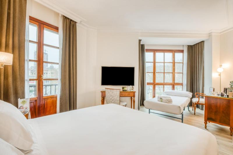 Superior Double or Twin Room image 4