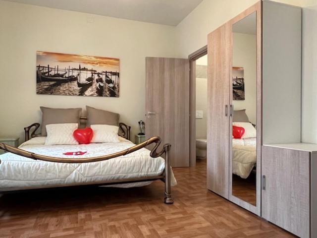 Large Double Room image 1