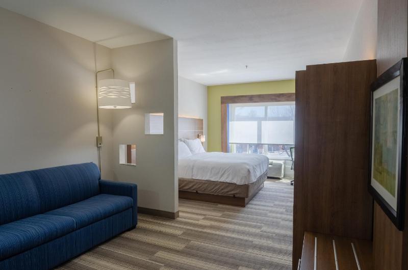 Standard King Room image 2