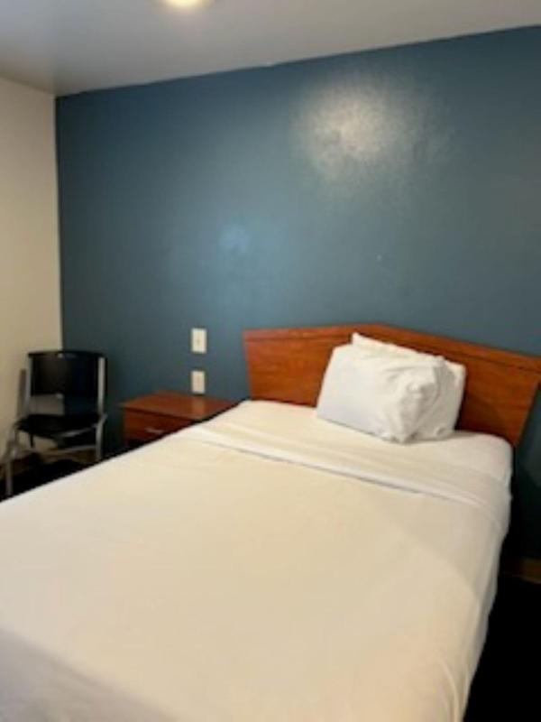 Standard Double Room - Smoking image 4