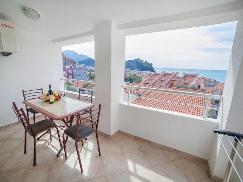 Comfort Two-Bedroom Apartment with Balcony and Sea View image 1