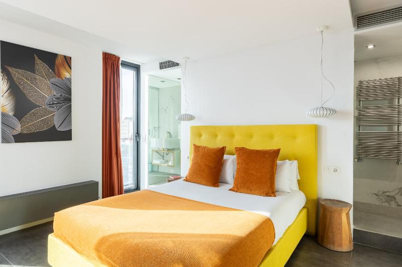 Three-Bedroom Deluxe Apartment image 1