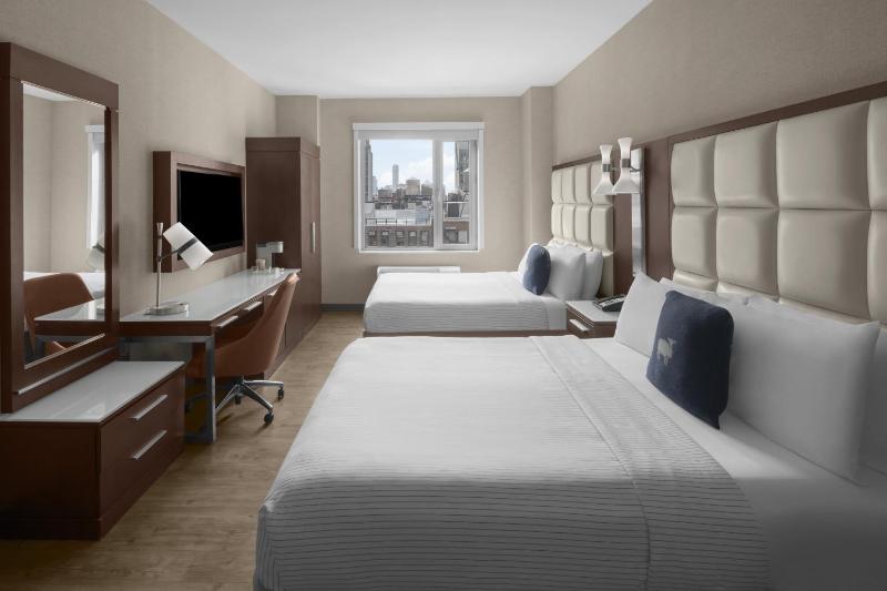 Queen Room with Two Queen Beds and City View - Non-Smoking image 4
