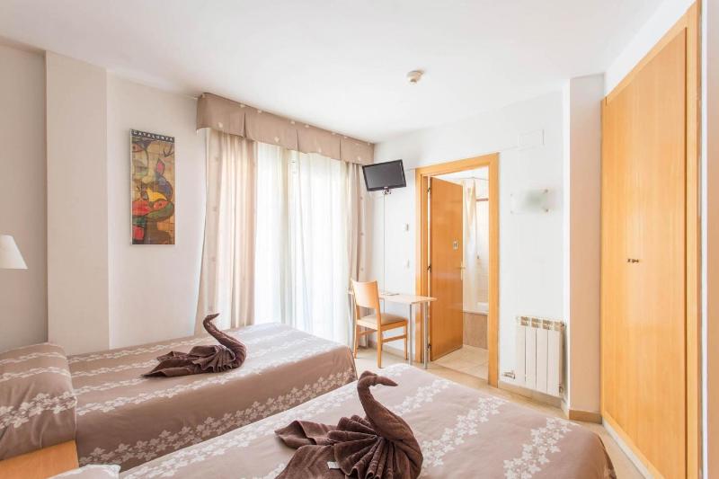 Double or Twin Room with Balcony image 4