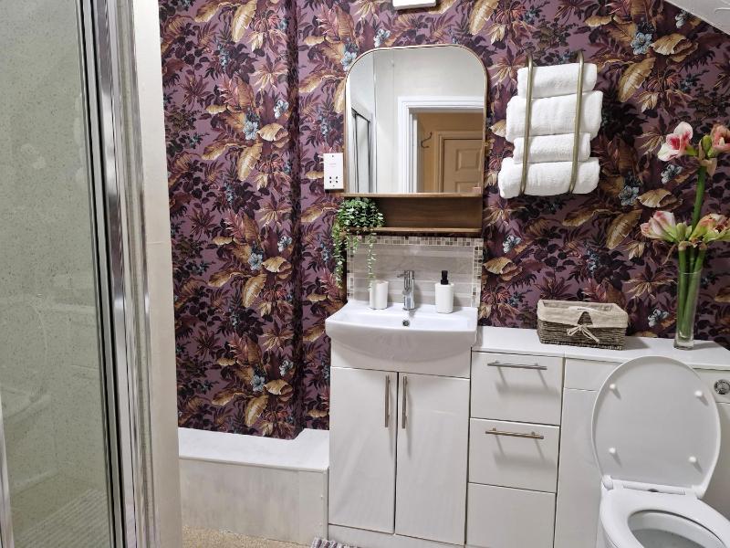 Twin Room with Private Bathroom image 3