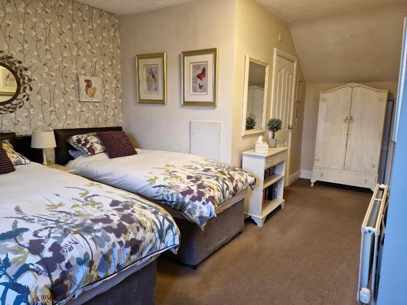 Twin Room with Private Bathroom image 2