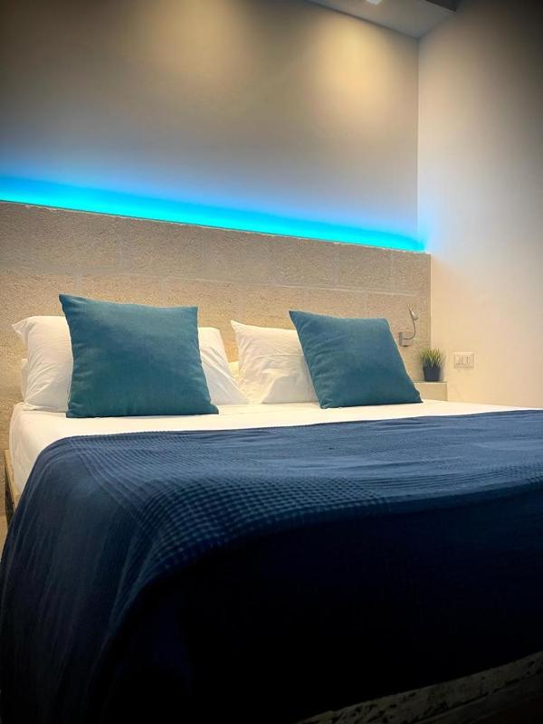 Deluxe Double Room with Balcony and Sea View image 1