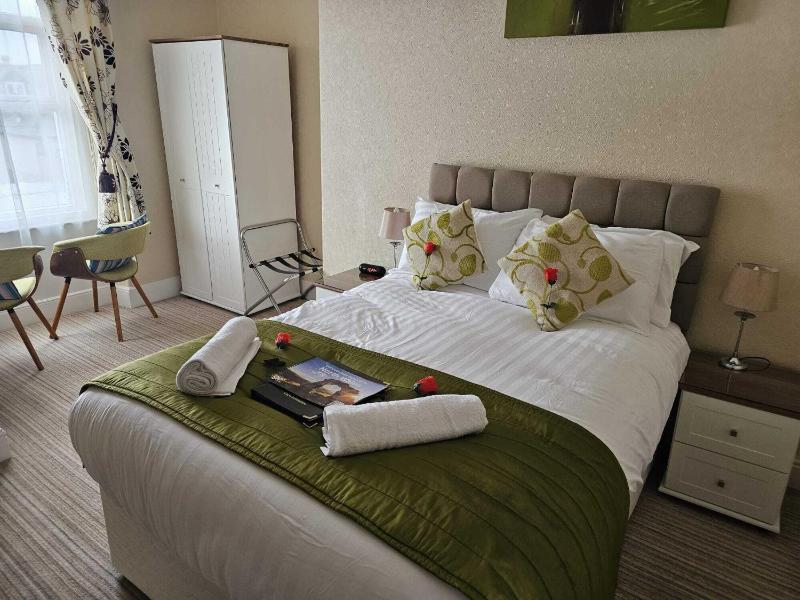 Standard Double Room image 3